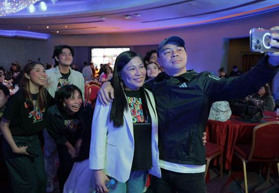 Chito Miranda with the cast of Buruguduystunstugudunstuy: Ang Parokya ni Edgar Musical